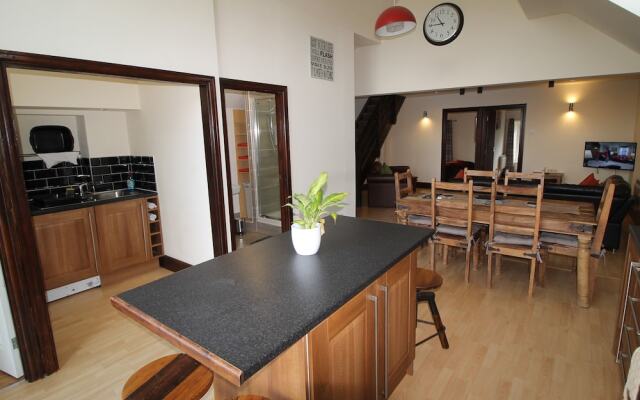 Hideaway 2 Bedroom Apartment by Cardiff Holiday Homes