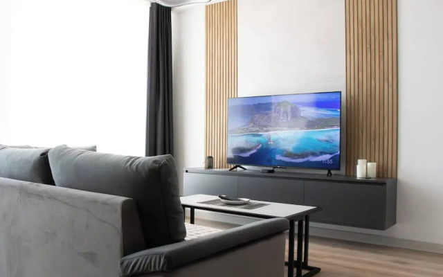 Deluxe Two Bedroom Condo & Pool on 5th Floor