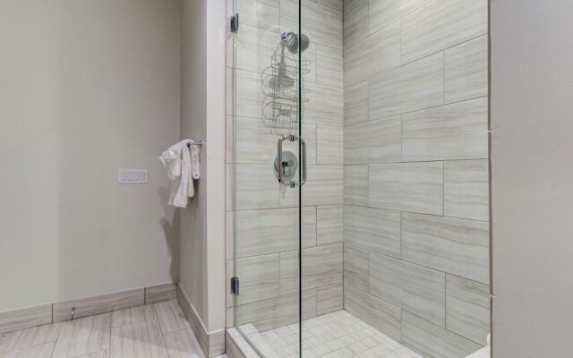 Domio Museum District Modern 2BR Pool/gym