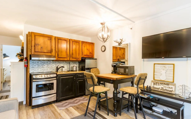 Cute and Cozy, Walk to Gondola Ski in Out