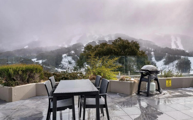 Lantern 1 bedroom terrace with mountain views