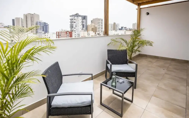 w Great 3BR Duplex With Terrace in Miraflores