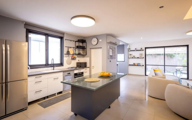 Poleg Serenity Villa by Sea N' Rent