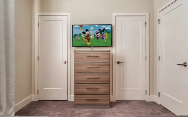 Spacious New Modern Retreat