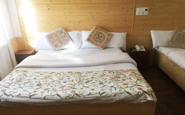 OYO 22456 Hotel Fifth Season