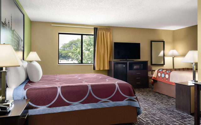 Super 8 by Wyndham Dyersville near Field of Dreams