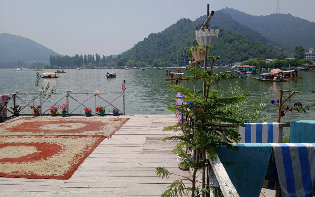 Mughal E Azam Houseboats