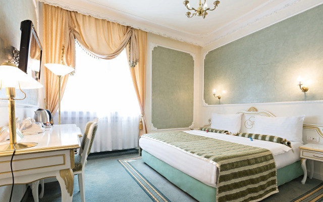 Queen's Astoria Design Hotel
