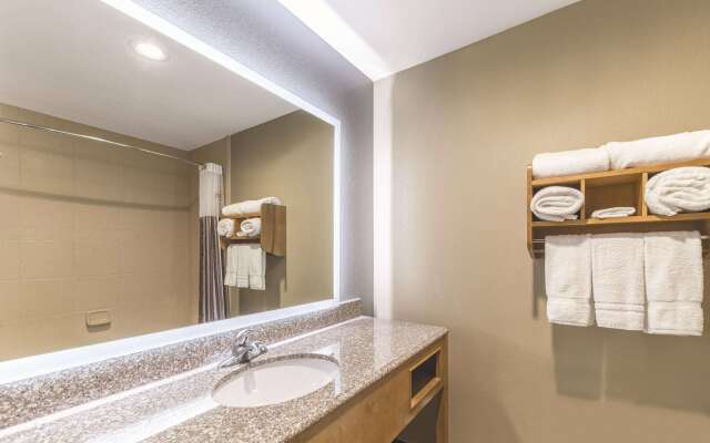 La Quinta Inn & Suites by Wyndham Tulsa - Catoosa Route 66