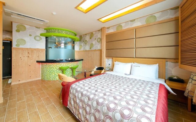 Yeosu King Pension Tel