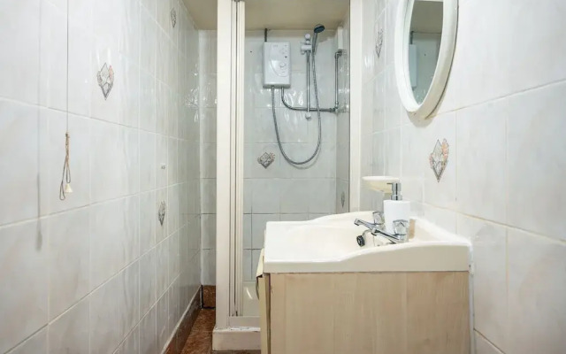 Rochdale Retreat - Spacious 4-bed House 8 Beds