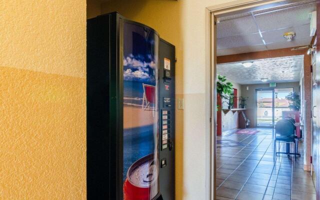 Econo Lodge Interstate 35 Exit 183