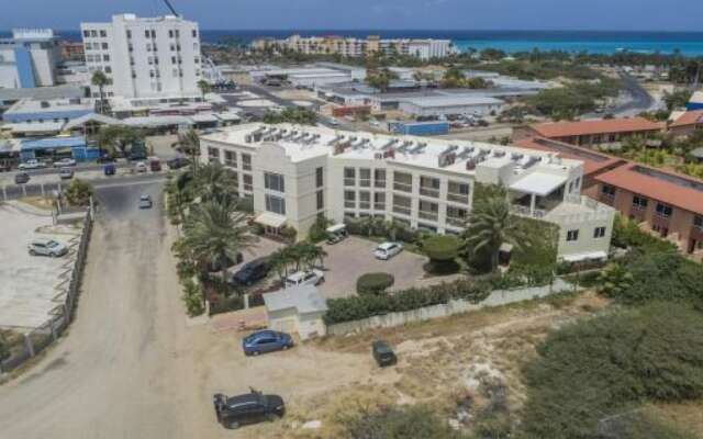 4BR 3BA w Pool Sleeps 10 200m From Eagle Beach