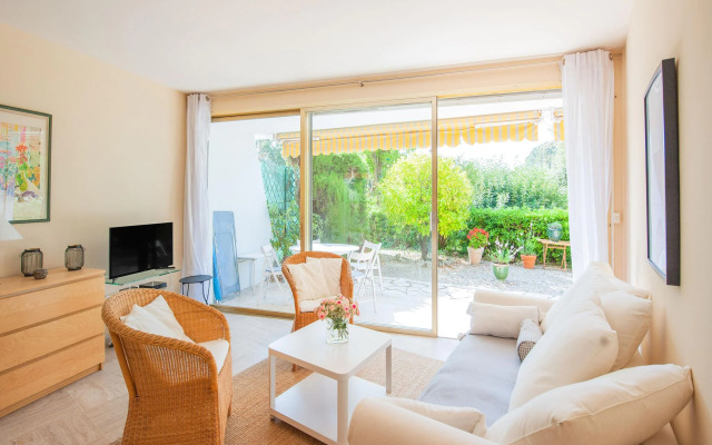 Scenic apartment in Cannes with private terrace