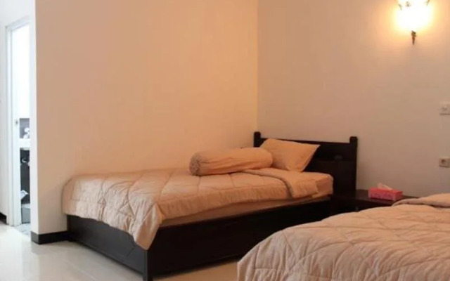 Hotel Savitri Country