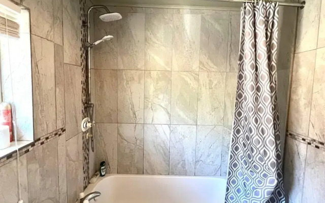 Inviting 4-bed House Near Heathrow w/ Fireplace