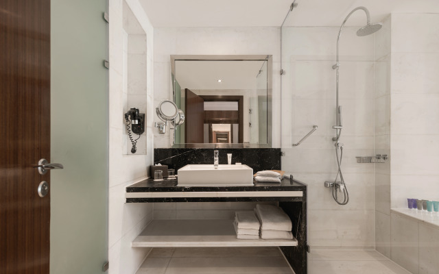 Dusit Thani LakeView Cairo