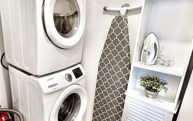 Brand New, Top Floor Condo Downtown