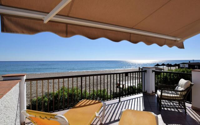 Superb beachfront villa with guest house 50m opposite