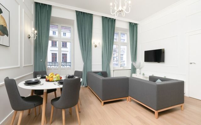 Green Apartment Piotrkowska by Renters