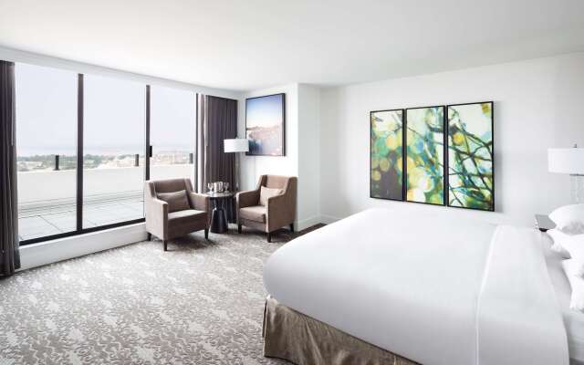 DoubleTree by Hilton Hotel & Suites Victoria