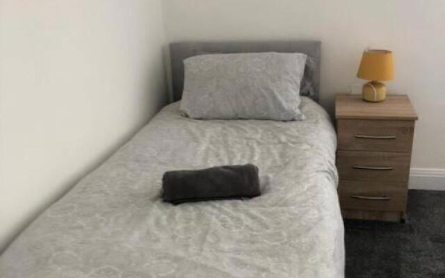 Modern 2 bed sleep 5 close to Anfield Stadium