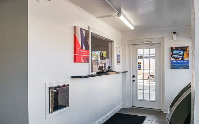 Super 6 Inn & Suites Baton Rouge