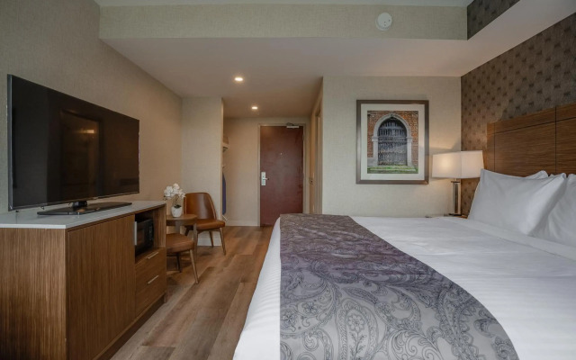 Monte Carlo Inn Oakville Suites