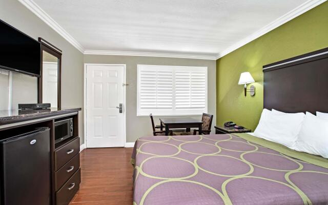 Elev8 Hotel Los Angeles LAX