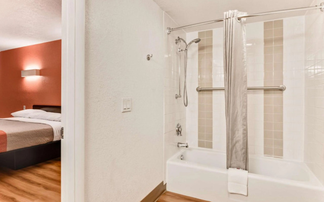 Motel 6 Youngstown, OH