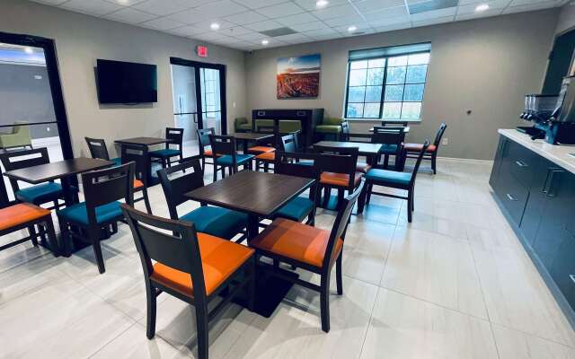 Days Inn & Suites by Wyndham Greater Tomball