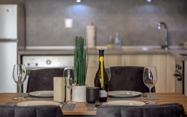 Luxury 2-bedroom apartment by Studenets Center