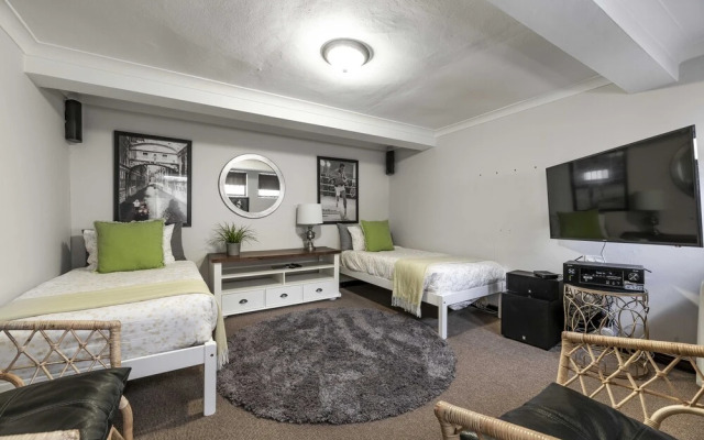 504 Knightsbridge Mansions