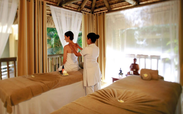 Victoria Beachcomber Resort & Spa