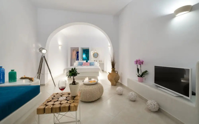 Kima Oia Suites