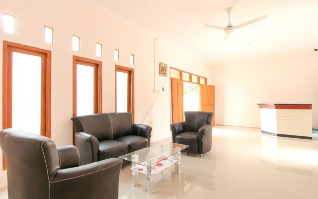 RedDoorz near Balekambang City Park