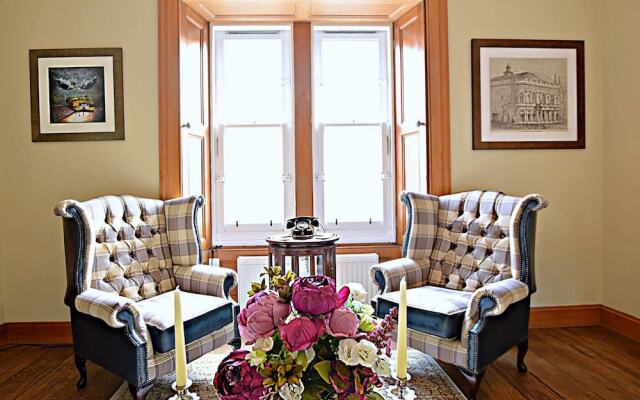 JOIVY Gorgeous Two Bedroom Apartment With Castle Views