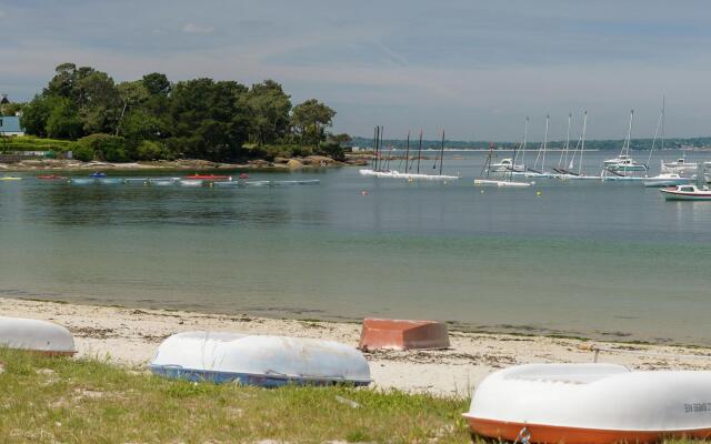 Spacious Villa in Concarneau with Swimming Pool