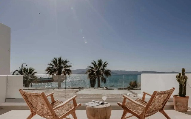 Ostrako Beachside Suites