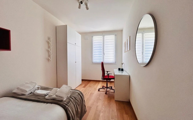 Moderno Bilocale con Terrazzo e Parcheggio