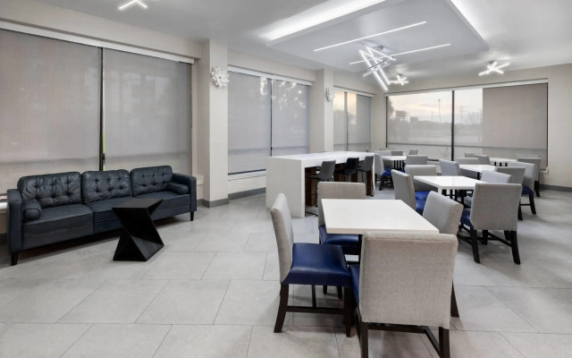 La Quinta Inn & Suites by Wyndham Houston Stafford Sugarland