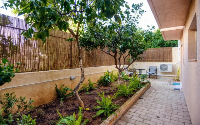 Nikos' Garden Apartment