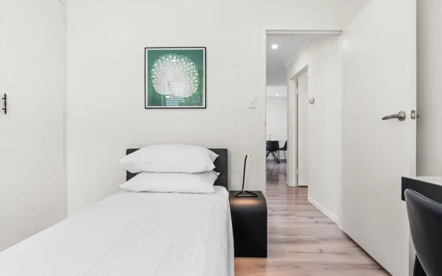 Elegant 2-bed With Balcony by Parks and Amenities