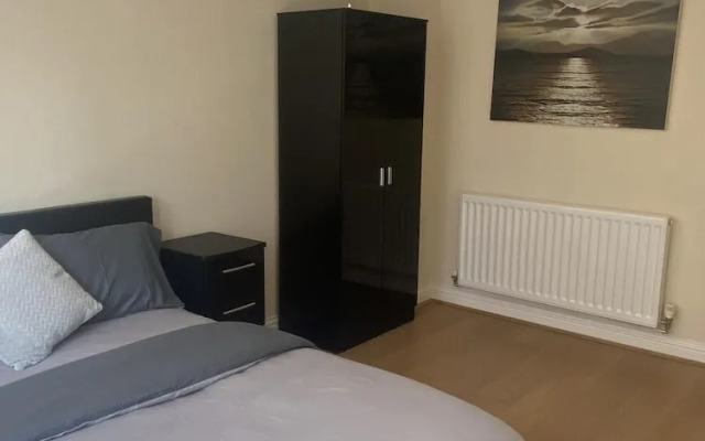 Beautiful 4 Bedroom Home With Parking by Lakeside