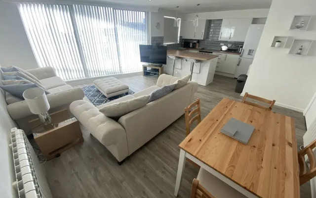 Stunning 2 bed Seaside Apartment With Sea Views