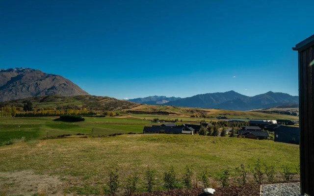 A Remarkable Stay - Jack's Point Holiday Home