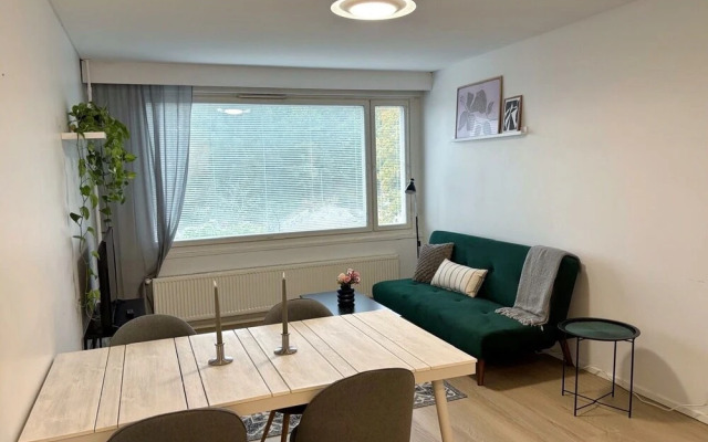 Central 1BR Apartment with Free Parking