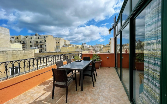 Fantastic 3 Bedroom Duplex Penthouse with Terrace