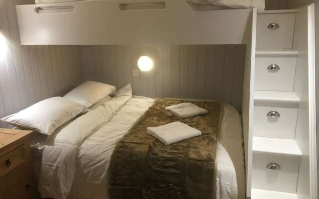 Secret Lodge by Cardiff Holiday Homes