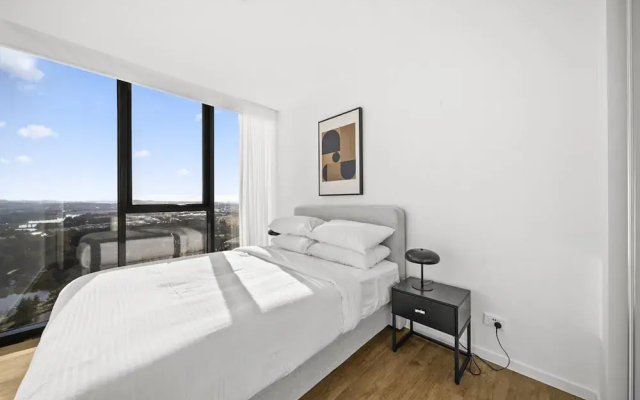Refined 2-bed With Luxurious Building Amenities